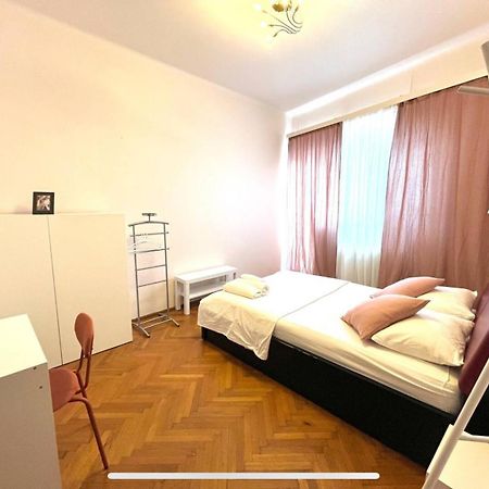 Downtown Unirii Square Private Economy Rooms With Shared Amenities Bukarest Eksteriør billede