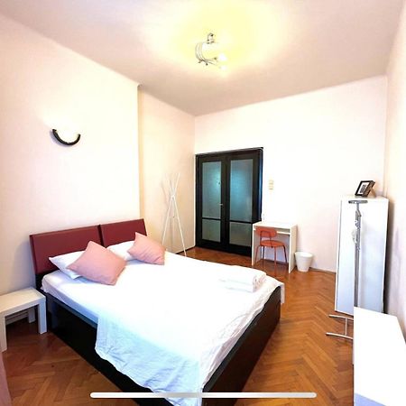 Downtown Unirii Square Private Economy Rooms With Shared Amenities Bukarest Eksteriør billede