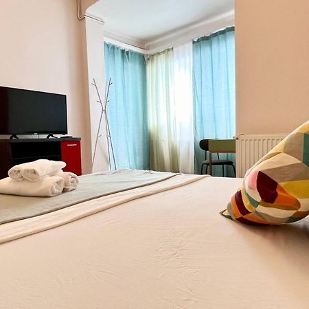 Downtown Unirii Square Private Economy Rooms With Shared Amenities Bukarest Eksteriør billede