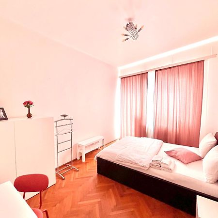 Downtown Unirii Square Private Economy Rooms With Shared Amenities Bukarest Eksteriør billede