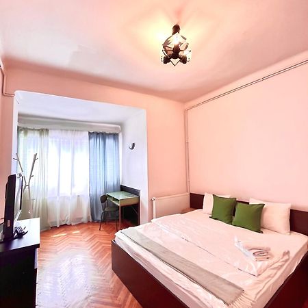 Downtown Unirii Square Private Economy Rooms With Shared Amenities Bukarest Eksteriør billede
