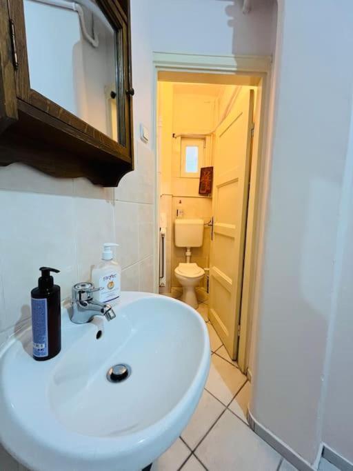 Downtown Unirii Square Private Economy Rooms With Shared Amenities Bukarest Eksteriør billede