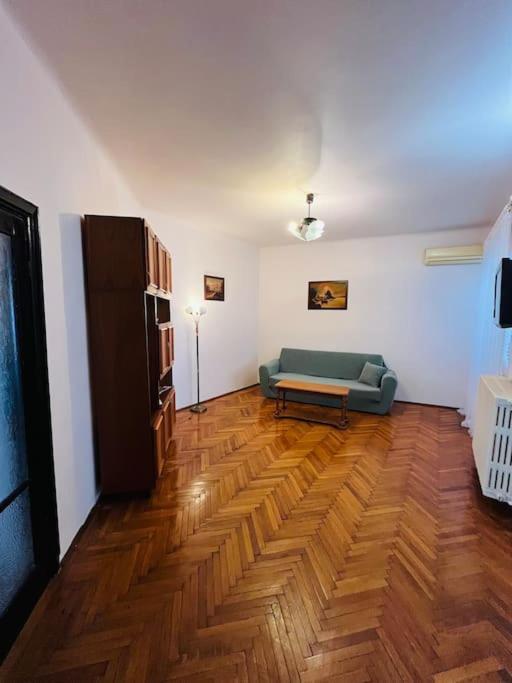 Downtown Unirii Square Private Economy Rooms With Shared Amenities Bukarest Eksteriør billede