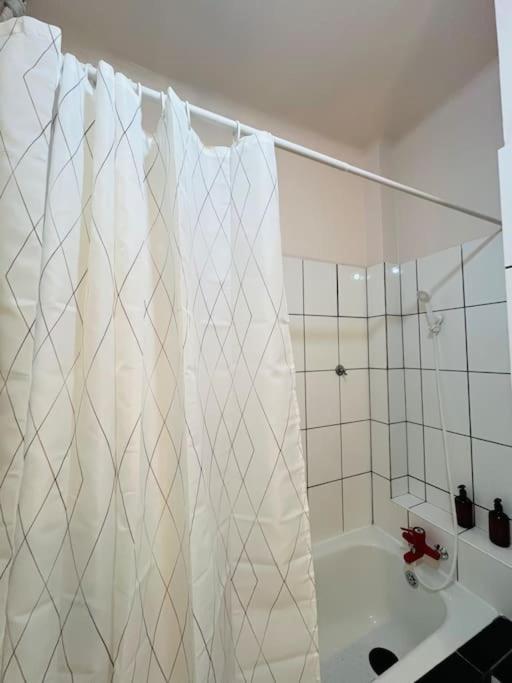 Downtown Unirii Square Private Economy Rooms With Shared Amenities Bukarest Eksteriør billede