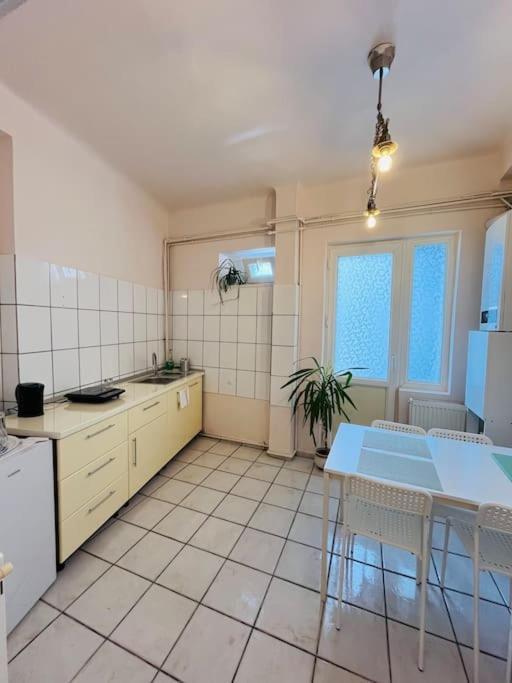 Downtown Unirii Square Private Economy Rooms With Shared Amenities Bukarest Eksteriør billede