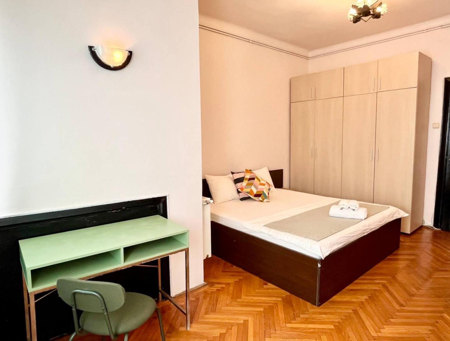 Downtown Unirii Square Private Economy Rooms With Shared Amenities Bukarest Eksteriør billede