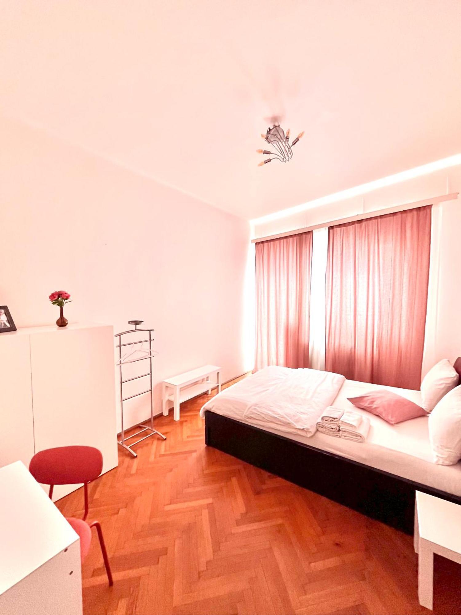 Downtown Unirii Square Private Economy Rooms With Shared Amenities Bukarest Eksteriør billede