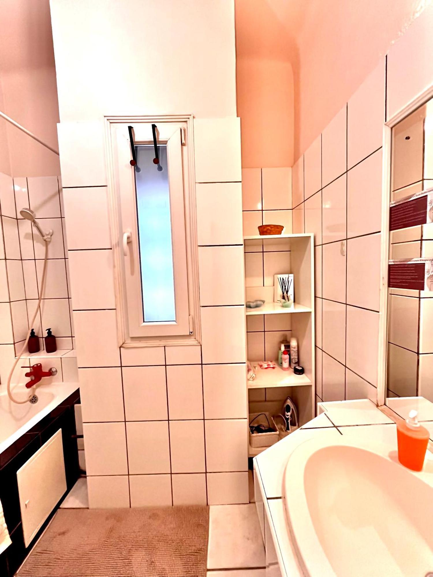 Downtown Unirii Square Private Economy Rooms With Shared Amenities Bukarest Eksteriør billede
