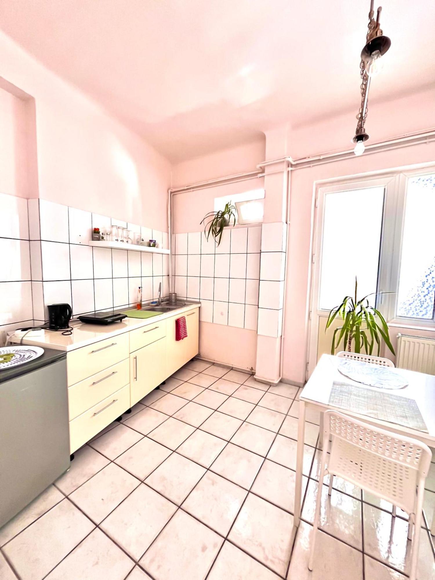 Downtown Unirii Square Private Economy Rooms With Shared Amenities Bukarest Eksteriør billede