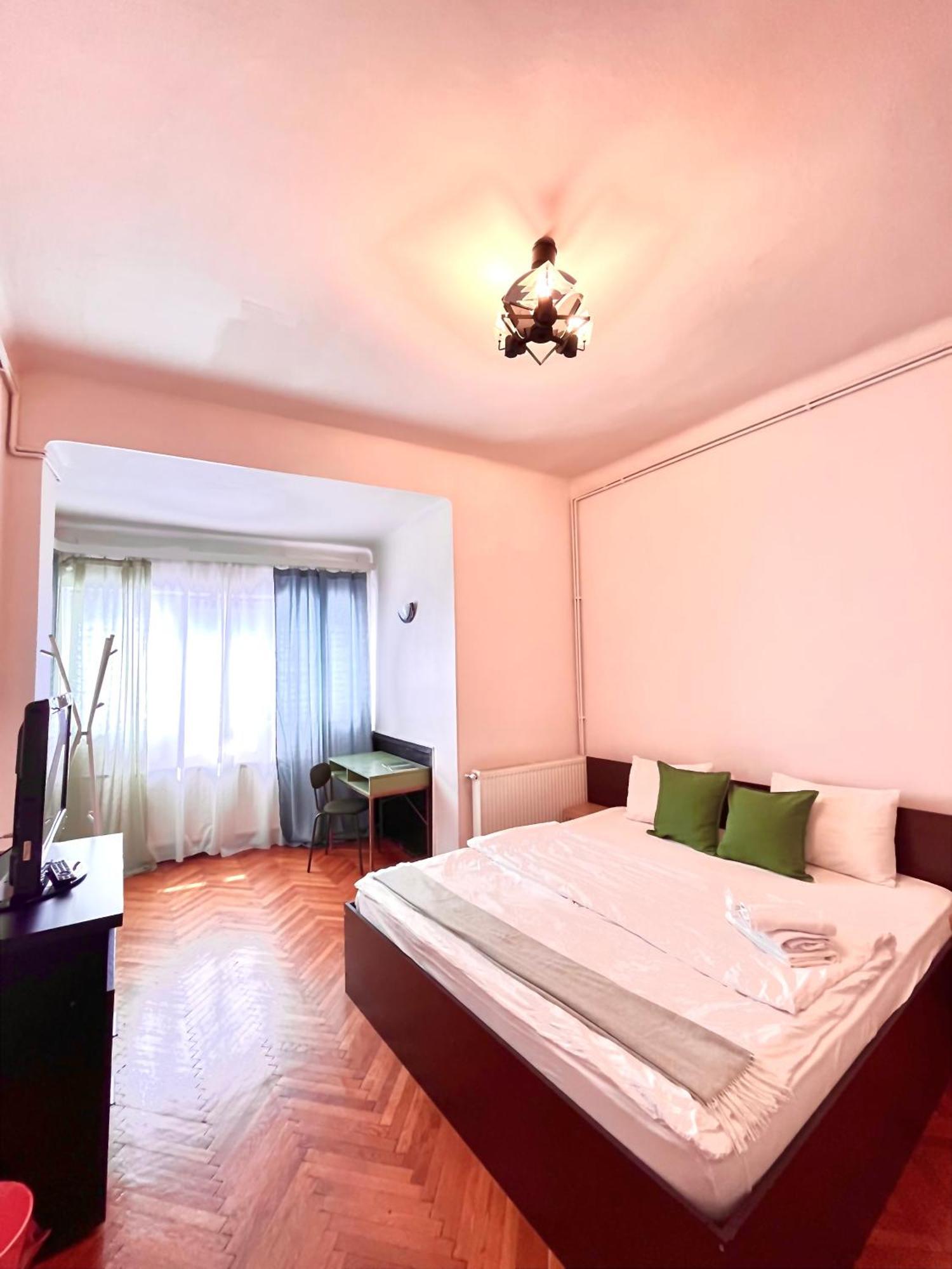 Downtown Unirii Square Private Economy Rooms With Shared Amenities Bukarest Eksteriør billede
