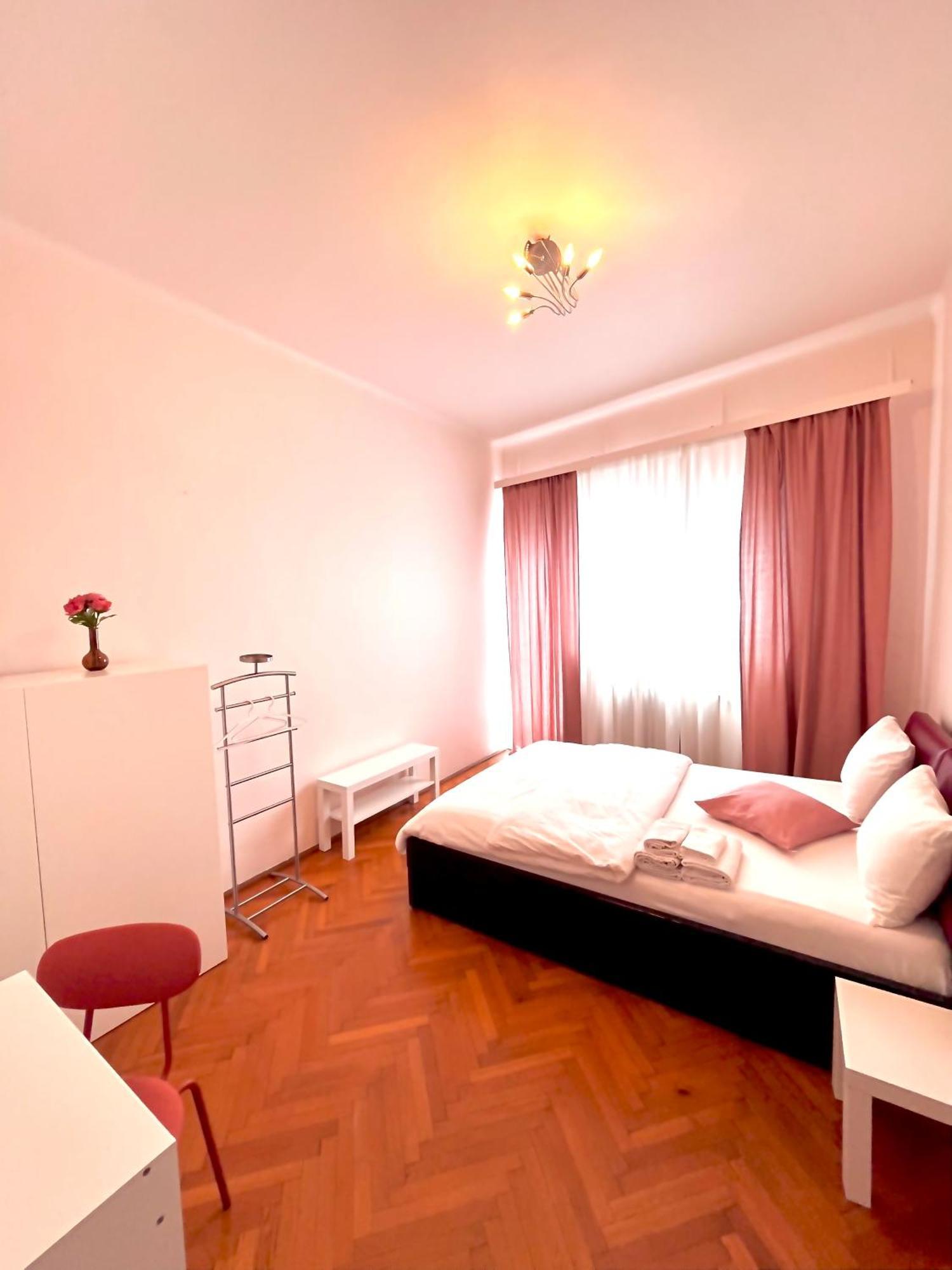 Downtown Unirii Square Private Economy Rooms With Shared Amenities Bukarest Eksteriør billede