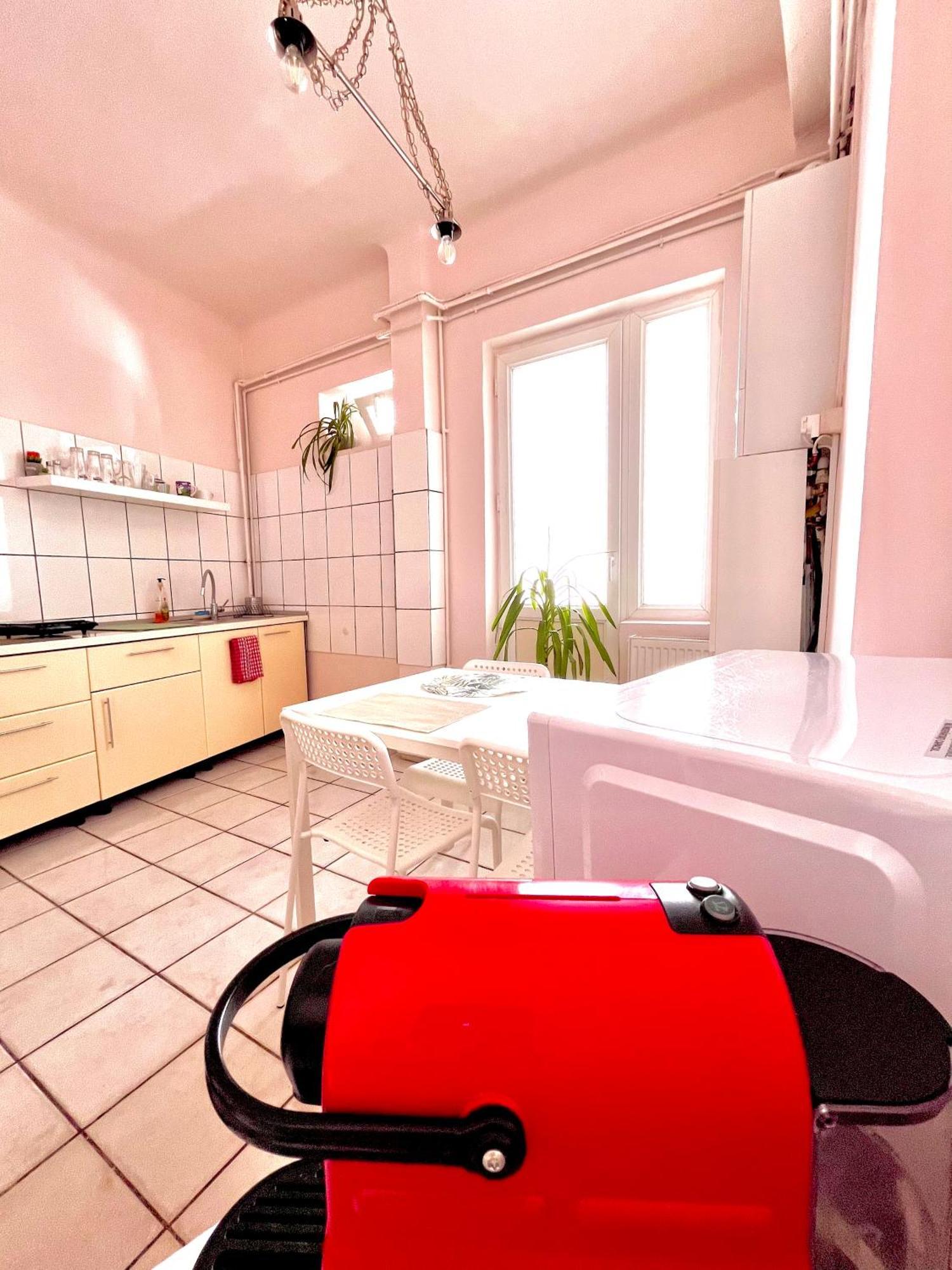 Downtown Unirii Square Private Economy Rooms With Shared Amenities Bukarest Eksteriør billede