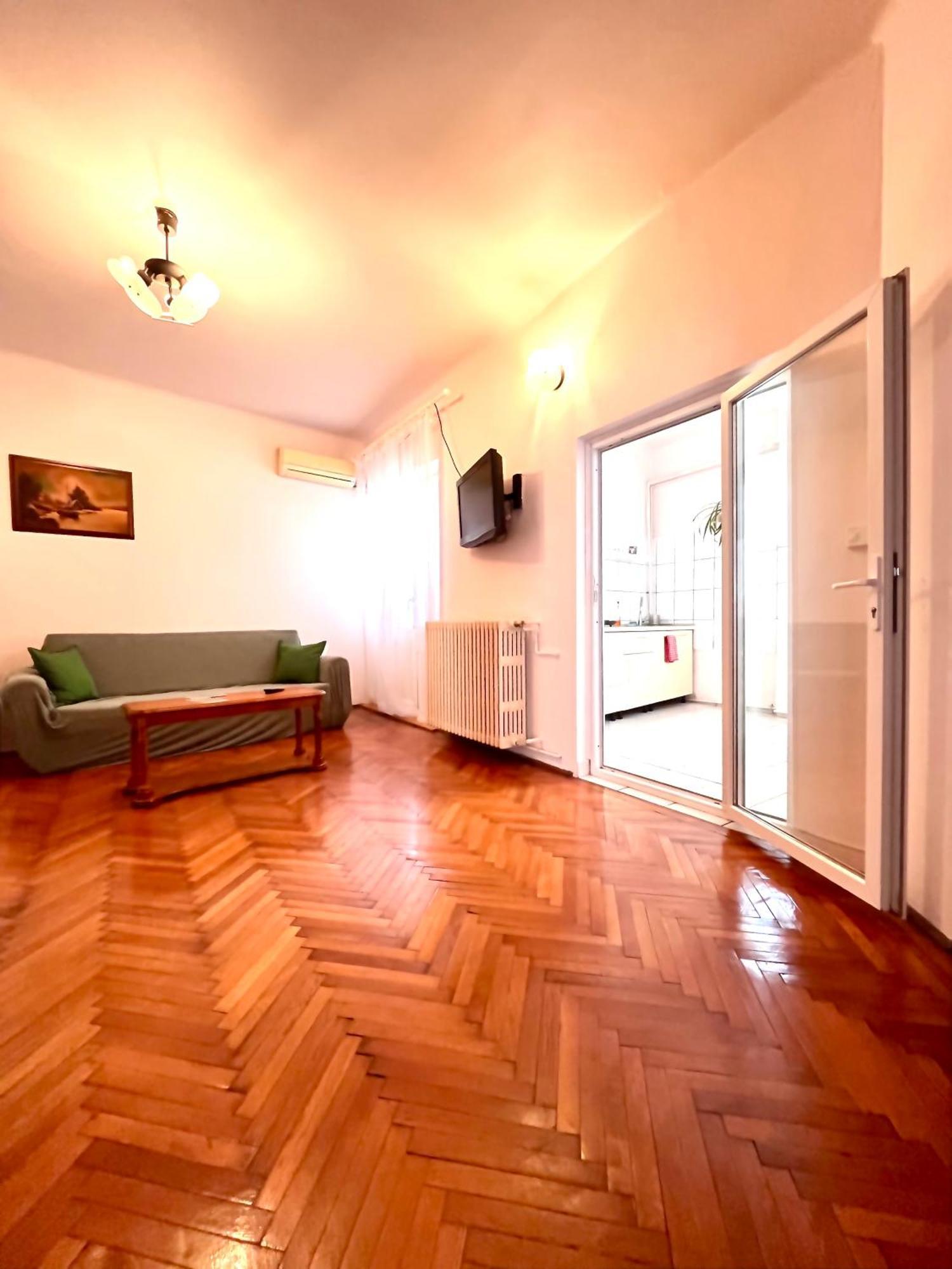Downtown Unirii Square Private Economy Rooms With Shared Amenities Bukarest Eksteriør billede